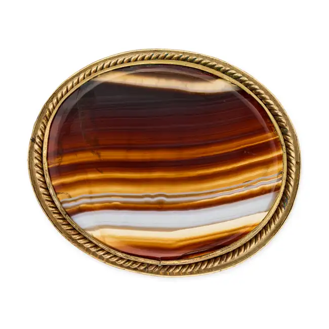 NO RESERVE - A LARGE ANTIQUE VICTORIAN BANDED AGATE BROOCH, CIRCA 1890 set with a polished banded
