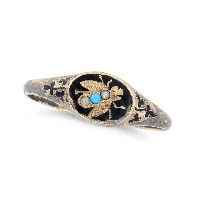 NO RESERVE - AN ANTIQUE TURQUOISE AND PEARL FLY MOURNING LOCKET RING in yellow gold, comprising a