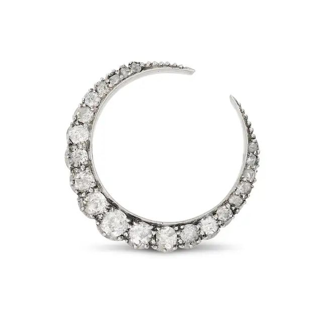 AN ANTIQUE DIAMOND CRESCENT MOON BROOCH designed as a crescent moon set with a row of old and rose