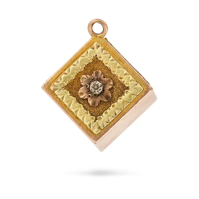 NO RESERVE - AN ANTIQUE GOLD PENDANT in yellow gold, designed as a cube, three sides with high