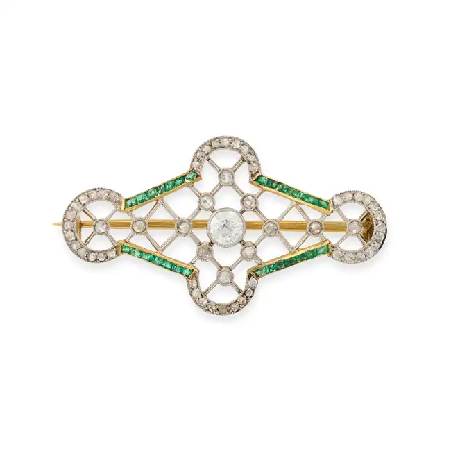 AN ANTIQUE DIAMOND AND EMERALD BROOCH the openwork brooch in lattice design, set with a principal