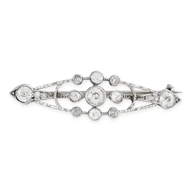 A FINE ANTIQUE DIAMOND BROOCH, EARLY 20TH CENTURY the openwork navette shaped brooch set