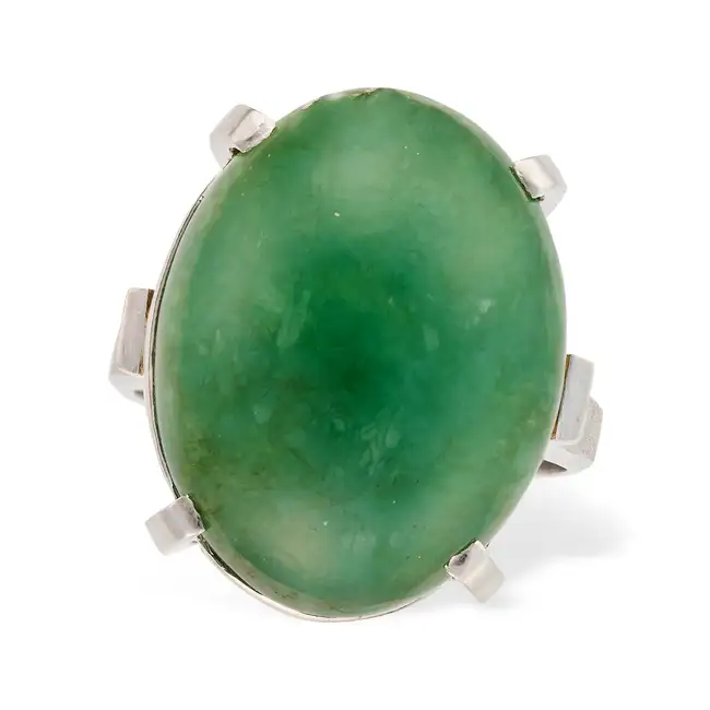 A VINTAGE JADEITE JADE RING in platinum, set with an oval cabochon jadeite jade of approximately