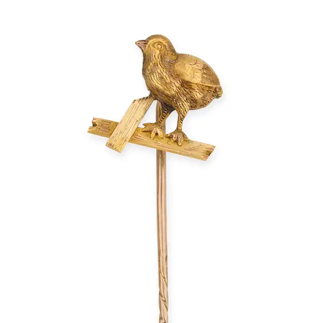 AN ANTIQUE GOLD CHICK STICK / TIE PIN designed as a chick, no assay marks, 1.4cm, 3.0g.
