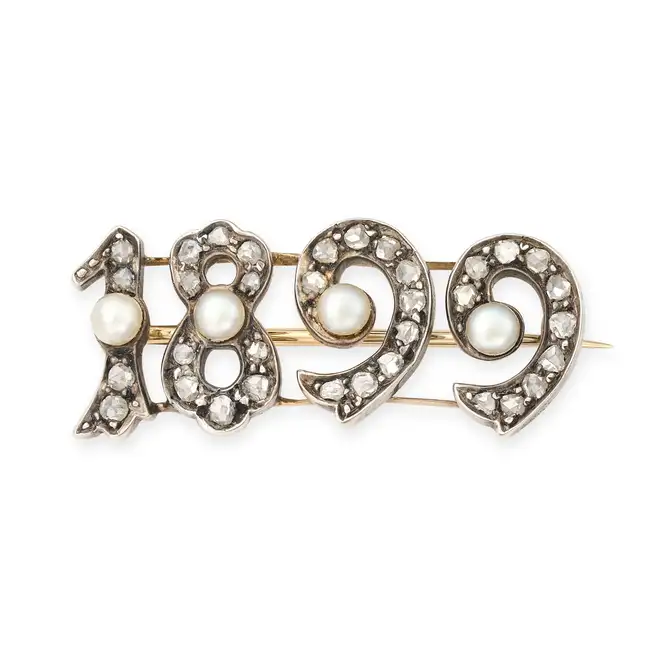 NO RESERVE - AN ANTIQUE VICTORIAN PEARL AND DIAMOND SOUVENIR BROOCH, 1899 depicting the year 1899,