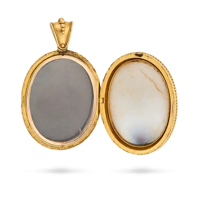 NO RESERVE - A FINE ANTIQUE AGATE CAMEO LOCKET PENDANT, CIRCA 1870 in yellow gold, set with a banded