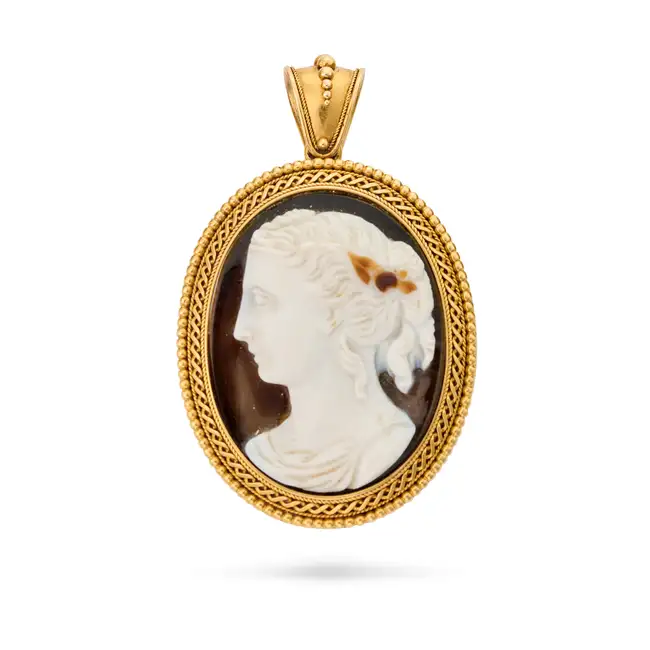 NO RESERVE - A FINE ANTIQUE AGATE CAMEO LOCKET PENDANT, CIRCA 1870 in yellow gold, set with a banded