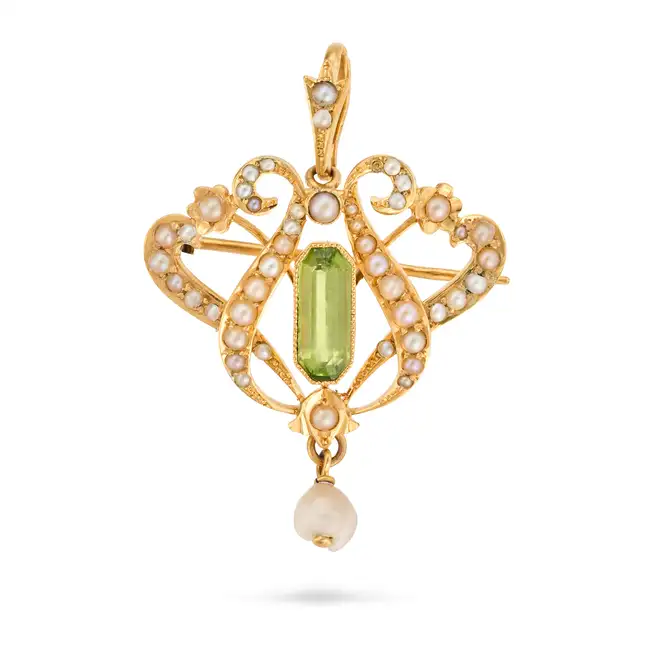 AN ANTIQUE EDWARDIAN PERIDOT AND PEARL BROOCH / PENDANT in 15ct yellow gold, the scrolling pendant