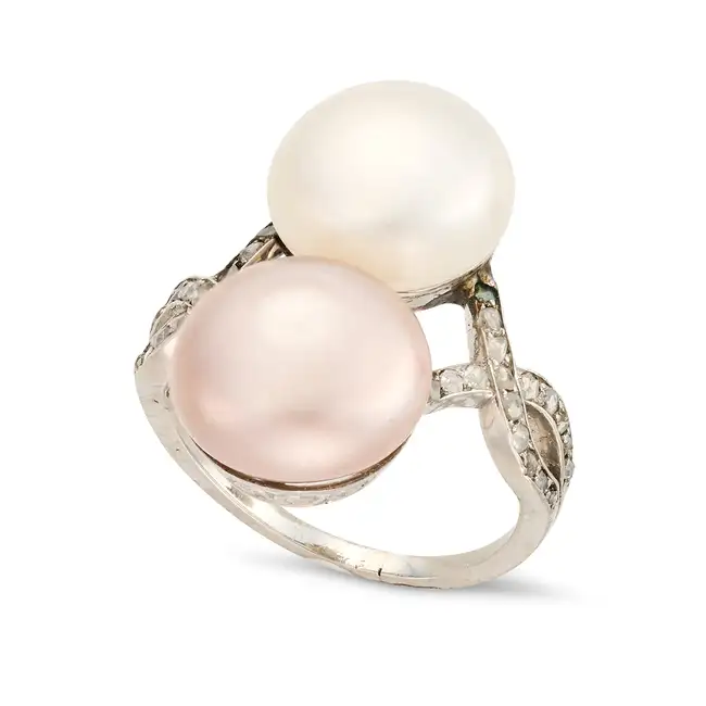 A FRENCH ANTIQUE ART DECO PEARL AND DIAMOND RING in 18ct white gold, set with a white pearl of 11.