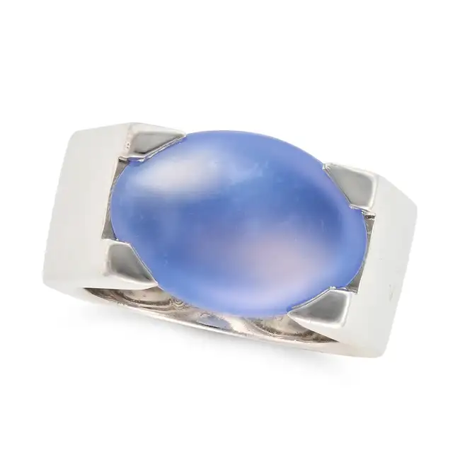 CARTIER, A BLUE CHALCEDONY TANK RING in 18ct white gold, set with an oval cabochon blue