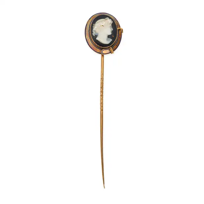 NO RESERVE - AN ANTIQUE VICTORIAN BANDED AGATE CAMEO AND ENAMEL STICK / TIE PIN set with a a