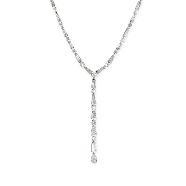 A FINE DIAMOND LARIAT NECKLACE set with a row of alternating and graduating round brilliant and
