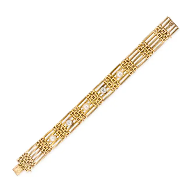 AN ANTIQUE PEARL AND DIAMOND BRACELET in 15ct yellow gold, comprising a row of gate links set with