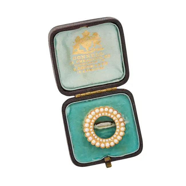 NO RESERVE - AN ANTIQUE VICTORIAN NATURAL PEARL CIRCLE BROOCH, 19TH CENTURY in yellow gold, designed