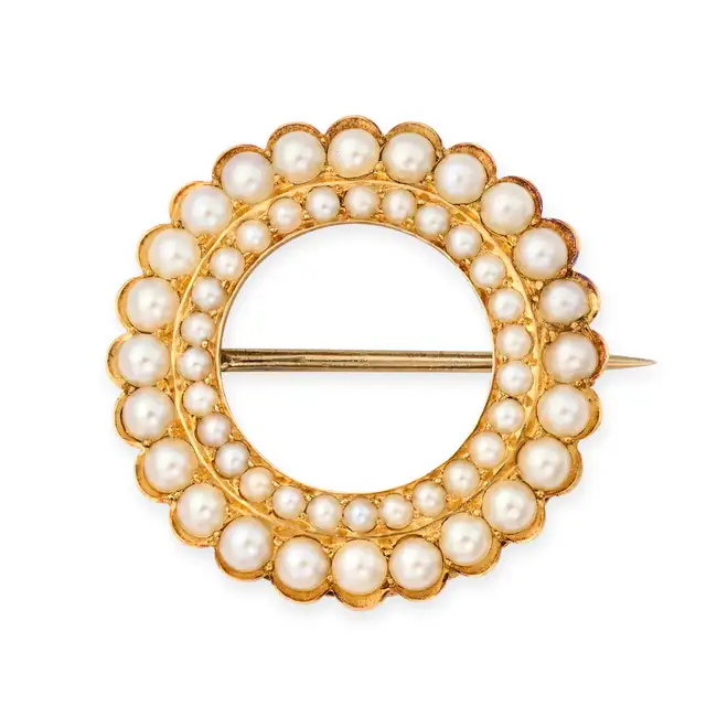 NO RESERVE - AN ANTIQUE VICTORIAN NATURAL PEARL CIRCLE BROOCH, 19TH CENTURY in yellow gold, designed