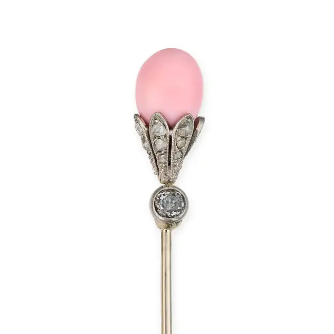 A FINE ANTIQUE CONCH PEARL AND DIAMOND STICK / TIE PIN, CIRCA 1905 in 18ct white gold, set with a