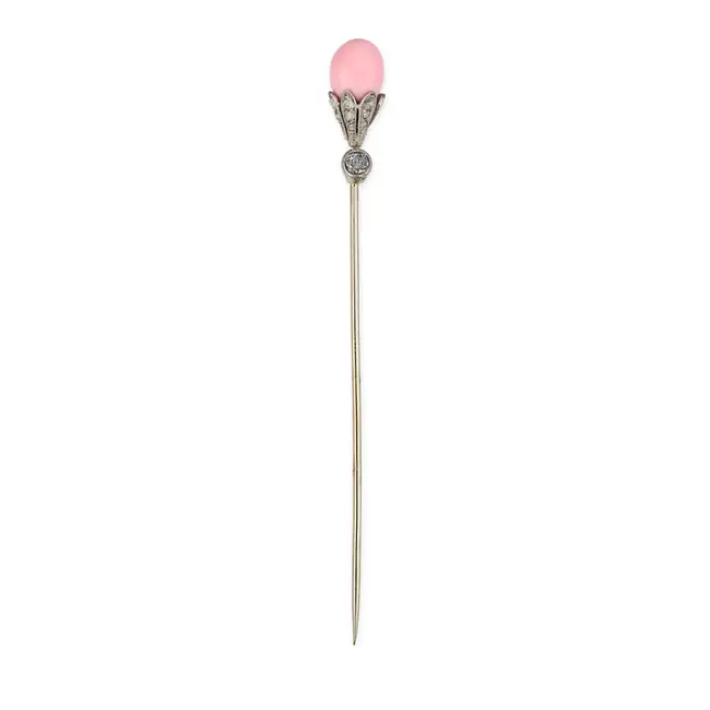A FINE ANTIQUE CONCH PEARL AND DIAMOND STICK / TIE PIN, CIRCA 1905 in 18ct white gold, set with a