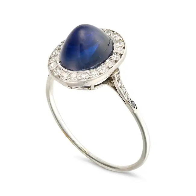 A FINE ANTIQUE SAPPHIRE AND DIAMOND DRESS RING, EARLY 20TH CENTURY set with an oval cabochon