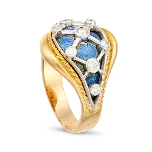 A DIAMOND AND ENAMEL DRESS RING in 18ct yellow gold, the ring in lattice design, set with round