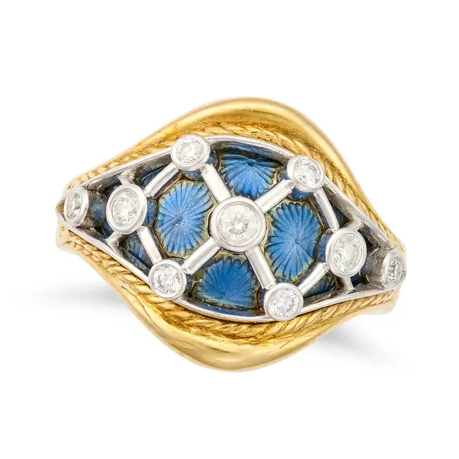 A DIAMOND AND ENAMEL DRESS RING in 18ct yellow gold, the ring in lattice design, set with round