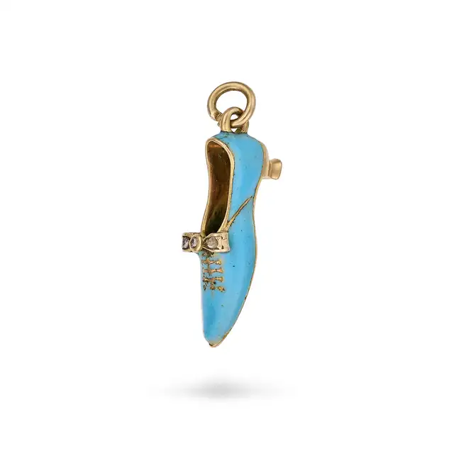 AN ANTIQUE DIAMOND AND ENAMEL SHOE CHARM / PENDANT designed as a shoe decorated with turquoise