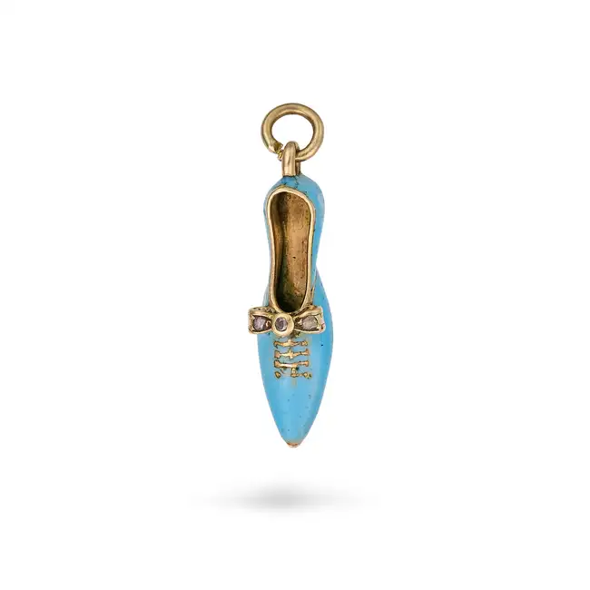 AN ANTIQUE DIAMOND AND ENAMEL SHOE CHARM / PENDANT designed as a shoe decorated with turquoise