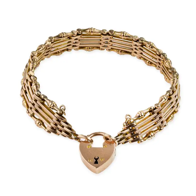 A VINTAGE GOLD PADLOCK BRACELET in 9ct yellow gold, comprising a row gate links, terminating with