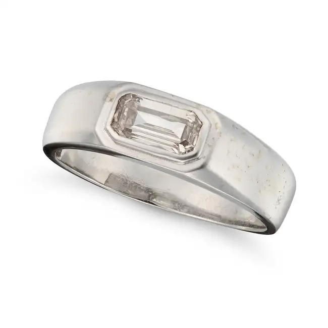 NO RESERVE - A 1.01 CARAT DIAMOND RING in 18ct white gold, set with an emerald cut diamond of 1.01