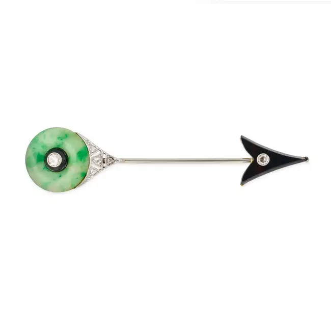 AN ART DECO JADEITE JADE, ONYX AND DIAMOND JABOT PIN BROOCH in platinum and 18ct white gold, set