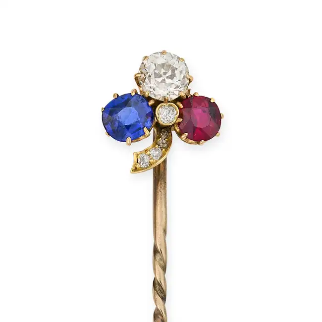 A FINE ANTIQUE IMPERIAL RUSSIAN RUBY, SAPPHIRE AND DIAMOND CLOVER STICK / TIE PIN designed as a