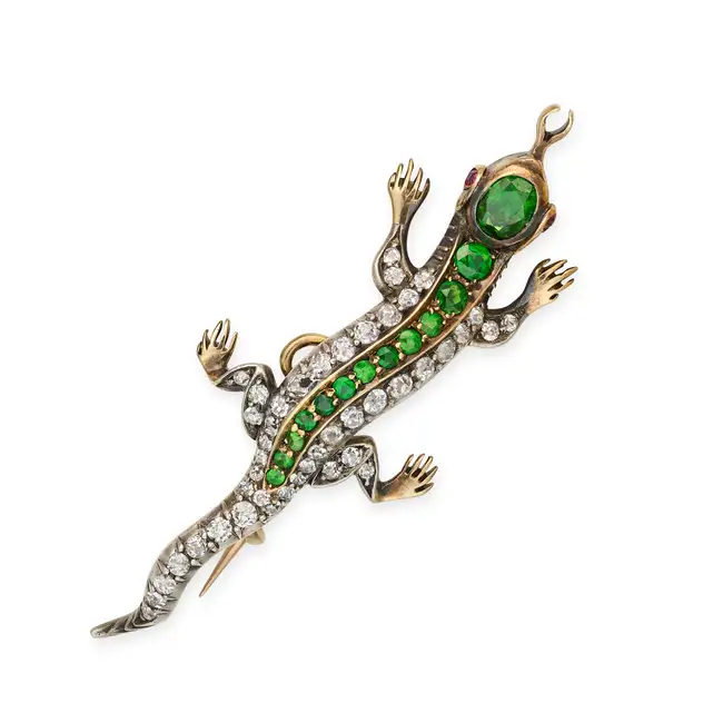 ALABASTER & WILSON, AN ANTIQUE TSAVORITE GARNET, DIAMOND AND RUBY LIZARD BROOCH designed as a