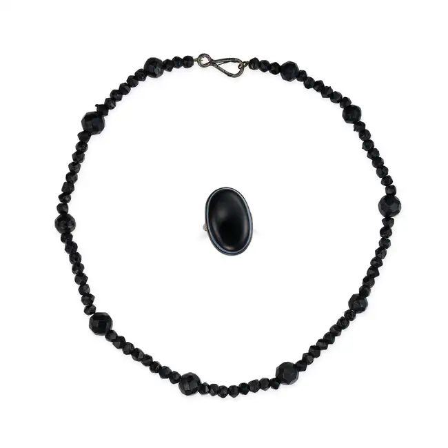 NO RESERVE - A COLLECTION OF VICTORIAN MOURNING JEWELLERY comprising a onyx bead necklace, no