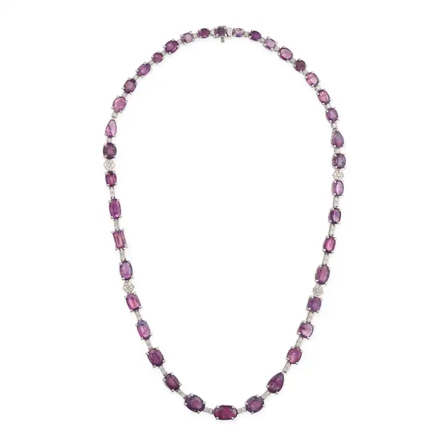 SHEFFIELD & SONS, AN UNHEATED PURPLE KASHMIR SAPPHIRE AND DIAMOND NECKLACE comprising a row of