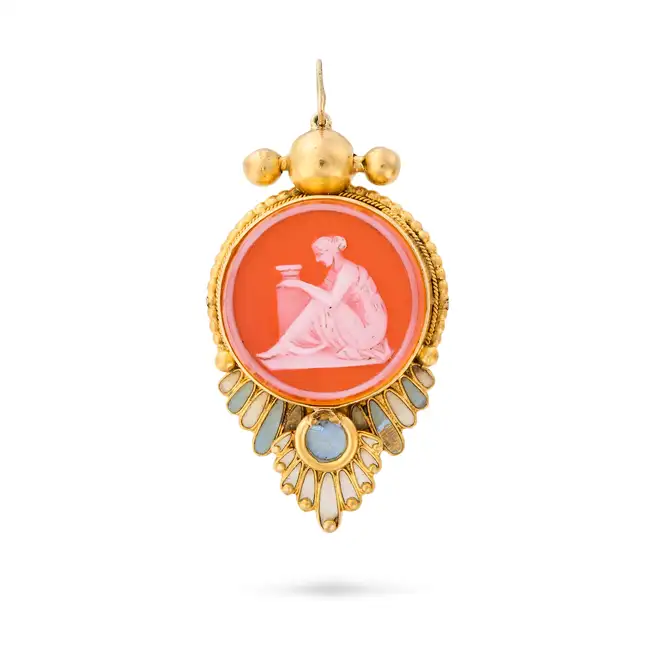 AN ANTIQUE SARDONYX AND ENAMEL PENDANT set with a circular sardonyx cameo carved to depict a