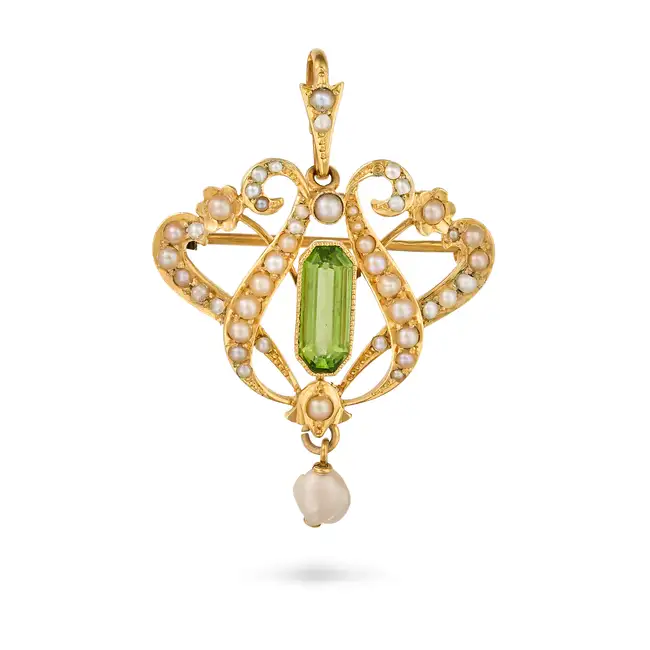 AN ANTIQUE PERIDOT AND PEARL BROOCH / PENDANT, CIRCA 1910 in 15ct yellow gold, the scrolling