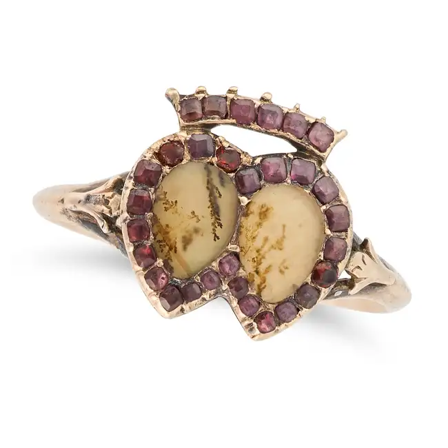 AN ANTIQUE GEORGIAN DENDRITIC AGATE AND GARNET SWEETHEART RING designed as two interlocking hearts