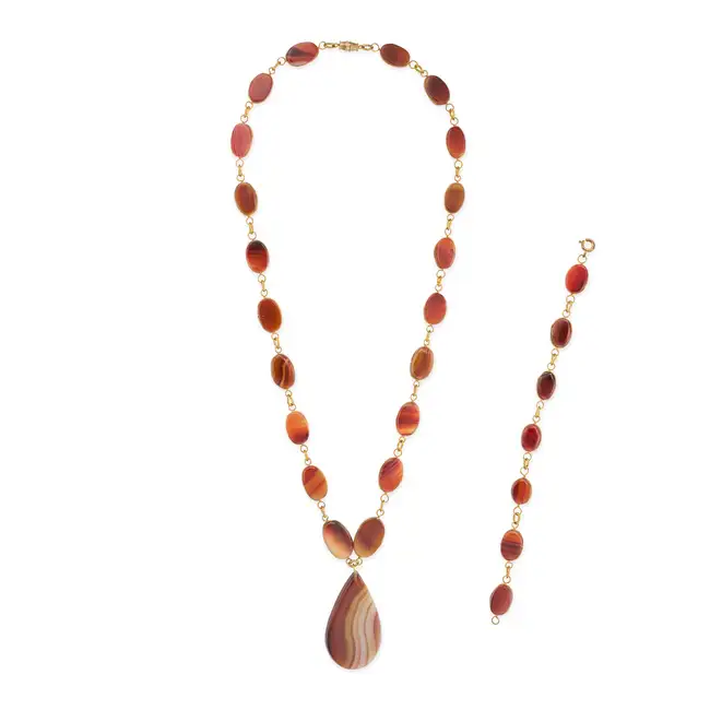 NO RESERVE - A VINTAGE SARDONYX NECKLACE AND BRACELET SUITE the necklace comprising a row of