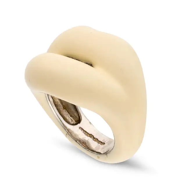 NO RESERVE - SOLANGE AZAGURY-PARTRIDGE, AN ENAMEL HOTLIPS RING in silver, designed as a pair of lips