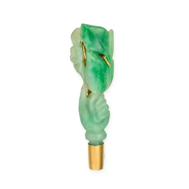 A CHINESE CARVED JADEITE JADE BROOCH in yellow gold, set with a piece of jadeite jade carved to