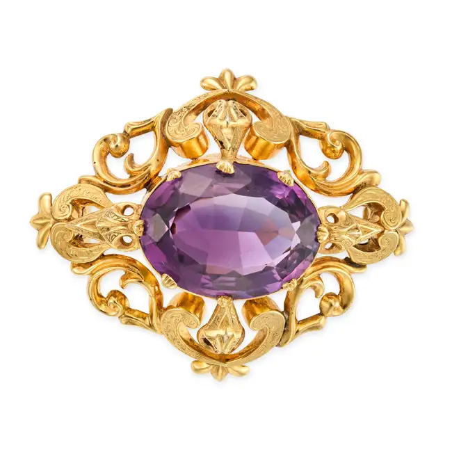 NO RESERVE - A FINE ANTIQUE VICTORIAN AMETHYST BROOCH, CIRCA 1870 in yellow gold, set with an oval