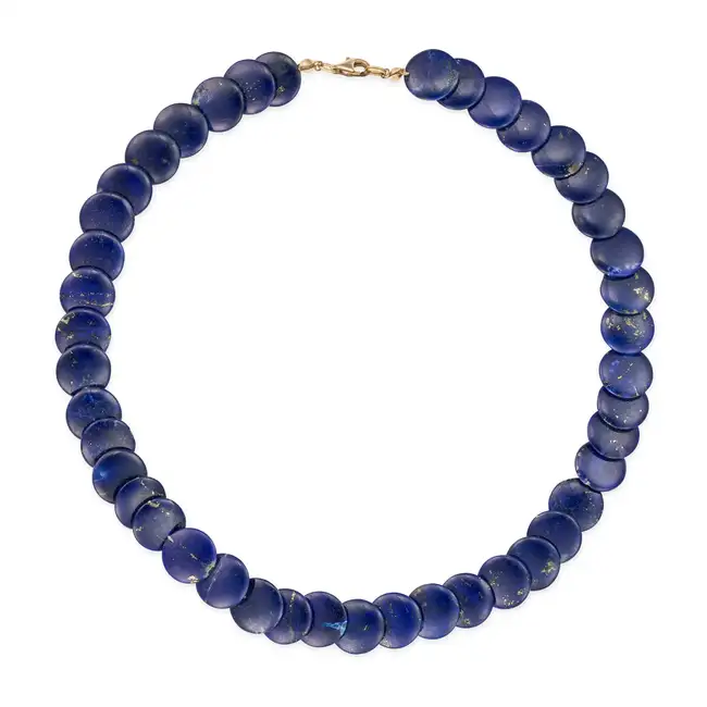 NO RESERVE - A LAPIS LAZULI NECKLACE comprising a row of circular lapis lazuli discs, clasp