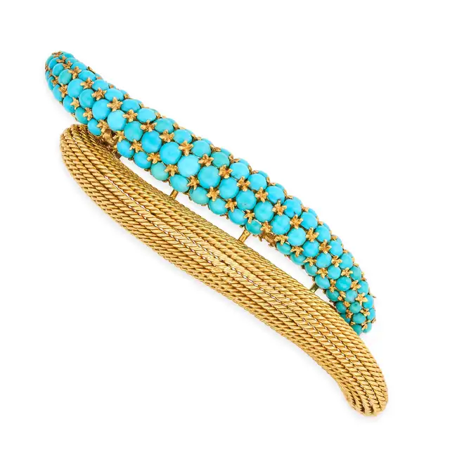 A VINTAGE TURQUOISE CLIP BROOCH in 18ct yellow gold, comprising two undulating motifs, one in