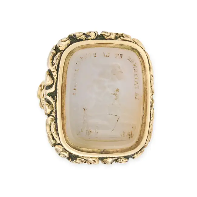 AN ANTIQUE AGATE FOB SEAL / PENDANT in foliate design, set with an agate intaglio carved to depict a
