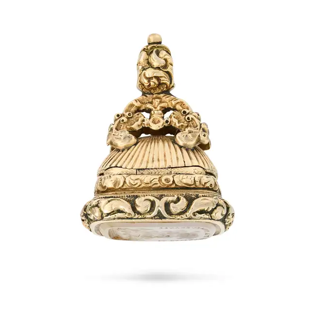 AN ANTIQUE AGATE FOB SEAL / PENDANT in foliate design, set with an agate intaglio carved to depict a