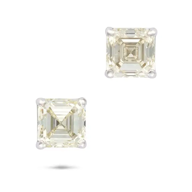 NO RESERVE - A PAIR OF ASSCHER CUT DIAMOND STUD EARRINGS in 18ct white gold, each set with an