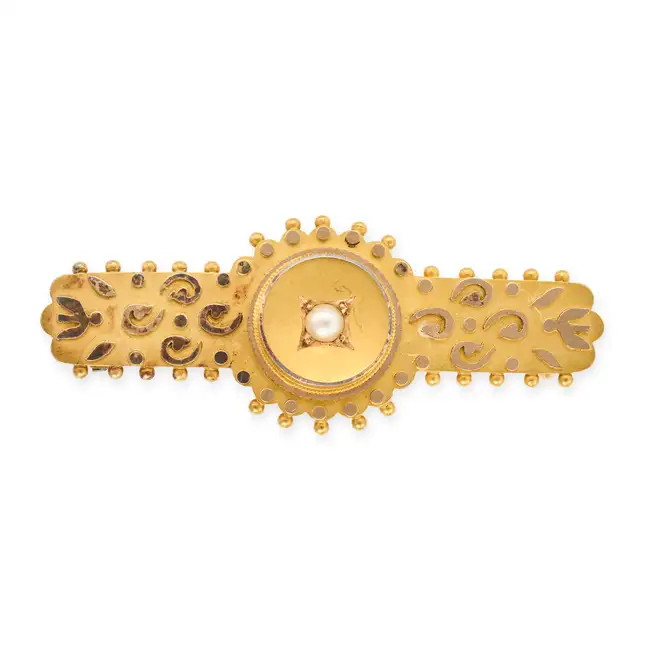 NO RESERVE - AN ANTIQUE VICTORIAN PEARL BAR BROOCH, CIRCA 1890 in 15ct yellow gold, set with a