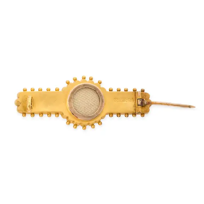 NO RESERVE - AN ANTIQUE VICTORIAN PEARL BAR BROOCH, CIRCA 1890 in 15ct yellow gold, set with a