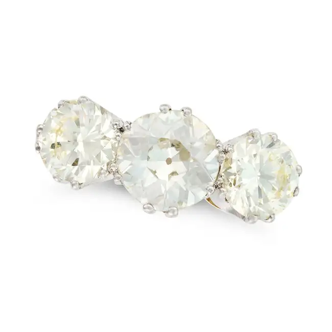 A FINE ANTIQUE THREE STONE DIAMOND RING, EARLY 20TH CENTURY set with an old European cut diamond
