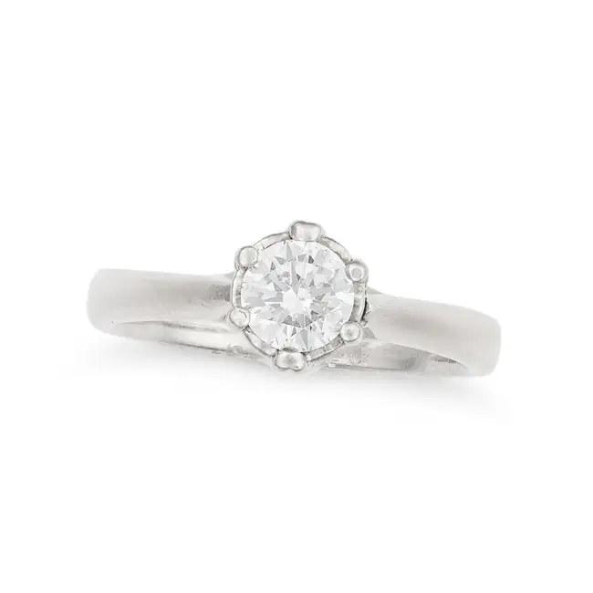 A SOLITAIRE DIAMOND RING in 18ct white gold, set with a round brilliant cut diamond of 0.50