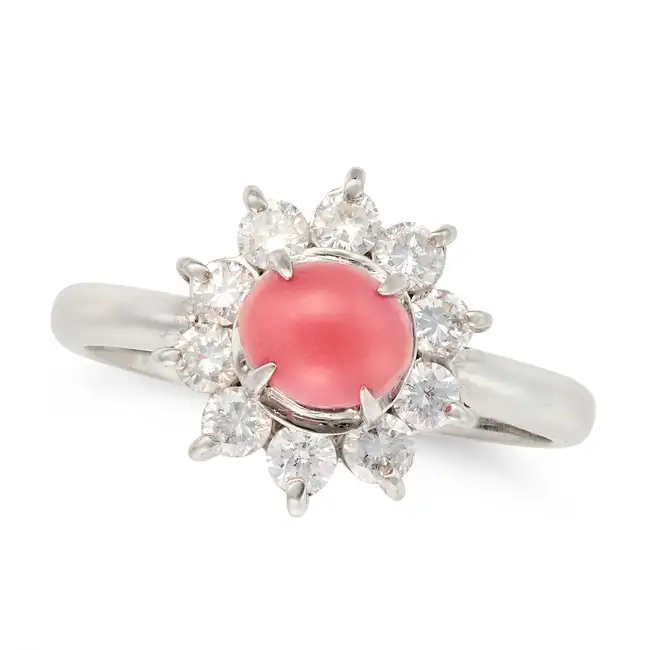 A FINE CONCH PEARL AND DIAMOND CLUSTER RING set with a conch pearl of 1.00 carat in a cluster of